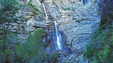 Huesca ilindeki Broto 'da Sorrosal Şelalesi; 16 Mayıs 2017; Aragon, İspanya, Avrupa