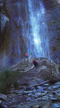 Huesca ilindeki Broto 'da Sorrosal Şelalesi; 16 Mayıs 2017; Aragon, İspanya, Avrupa