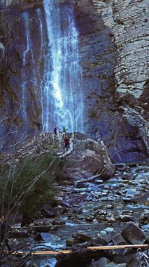 Huesca ilindeki Broto 'da Sorrosal Şelalesi; 16 Mayıs 2017; Aragon, İspanya, Avrupa