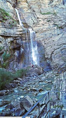 Huesca ilindeki Broto 'da Sorrosal Şelalesi; 16 Mayıs 2017; Aragon, İspanya, Avrupa
