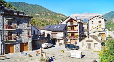 Broto 'nun Huesca ilindeki panoramik görünümü, 16 Mayıs 2017; Aragon, İspanya, Avrupa