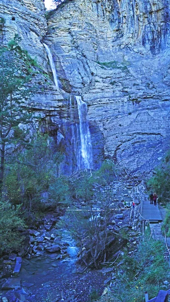 Huesca ilindeki Broto 'da Sorrosal Şelalesi; 16 Mayıs 2017; Aragon, İspanya, Avrupa