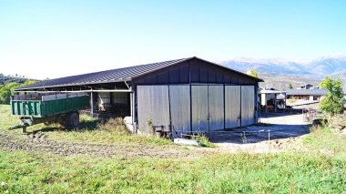 Prats, Lleida 'daki ahır ve saman yığını, 12 Haziran 2015; Katalunya, İspanya, Avrupa