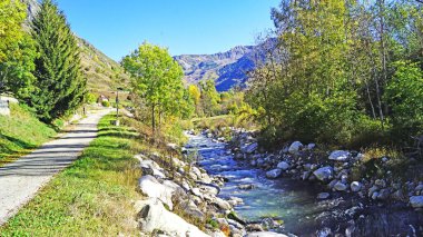 Garona Nehri, Vielha, Valle de Aran, 13: 15. ; 18 Kasım 2017; Lleida, Katalunya, İspanya, Avrupa