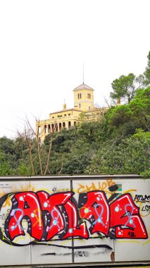 Parc de Collserola 'daki tipik Katalan çiftlik evi, 18 Mayıs 2015; Katalunya, İspanya, Avrupa