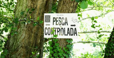 Barcelona ilinde kontrollü balıkçılık afişi; 13: 35; 11 Mayıs 2016; Katalunya, İspanya, Avrupa