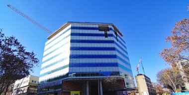 Barselona 'da modern cam bir bina inşaatı, 12: 30' da. ; 12 Temmuz 2019; Katalunya, İspanya, Avrupa