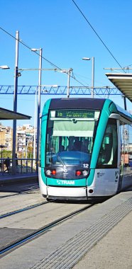 Plaa de Les Glories 'de raylar ve tramvaylar; 13: 55; Haziran 2017; Barcelona, Katalunya, İspanya, Avrupa