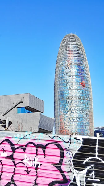 巴塞罗那荣誉广场的设计博物馆和Torre Agbar 下午12 2019年7月12日 欧洲加泰罗尼亚 — 图库照片