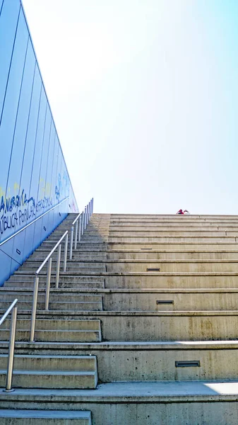 Бетонные Лестницы Идти Вверх Вниз Улице — стоковое фото