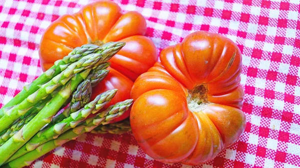 Tomaten Und Spargel Auf Roter Tischdecke — Stockfoto