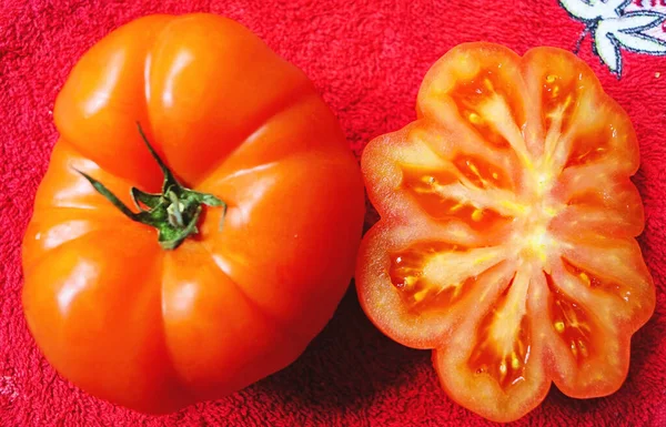 Tomates Espárragos Sobre Mantel Rojo —  Fotos de Stock