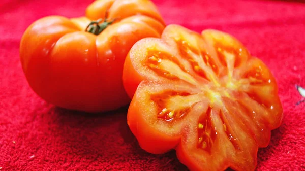 Tomates Espargos Toalha Mesa Vermelha — Fotografia de Stock