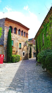 Peratallada Panoramik, Forallac Belediyesi, 12: 35. ; 17 de Julio de 2018; Bajo Ampurdn, Girona, Katalunya, İspanya, Avrupa
