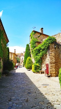 Peratallada Panoramik, Forallac Belediyesi, 12: 35. ; 17 de Julio de 2018; Bajo Ampurdn, Girona, Katalunya, İspanya, Avrupa