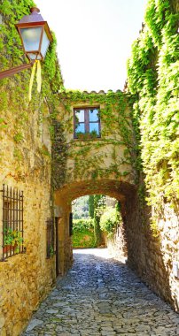 Peratallada Panoramik, Forallac Belediyesi, 12: 35. ; 17 de Julio de 2018; Bajo Ampurdn, Girona, Katalunya, İspanya, Avrupa