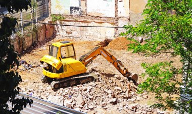Barcelona 'da bir sitede çalışıyor, 12: 55; 8 Temmuz 2018; Katalunya, İspanya, Avrupa