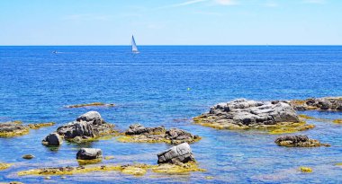 Camino de Ronda 'dan Calella de Palafrugell sahilindeki panoramik, saat 14: 00. ; 15 de Julio 2019; Girona, Katalunya, İspanya, Avrupa