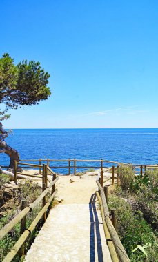 Camino de Ronda 'dan Calella de Palafrugell sahilindeki panoramik, saat 14: 00. ; 15 de Julio 2019; Girona, Katalunya, İspanya, Avrupa