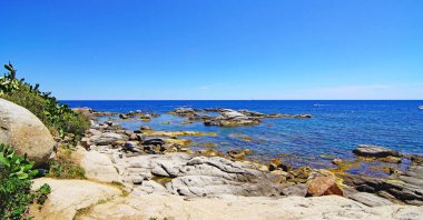 Camino de Ronda 'dan Calella de Palafrugell sahilindeki panoramik, saat 14: 00. ; 15 de Julio 2019; Girona, Katalunya, İspanya, Avrupa