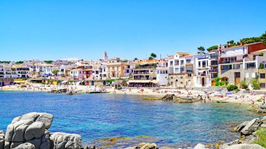Camino de Ronda 'dan Calella de Palafrugell sahilindeki panoramik, saat 14: 00. ; 15 de Julio 2019; Girona, Katalunya, İspanya, Avrupa