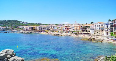 Camino de Ronda 'dan Calella de Palafrugell sahilindeki panoramik, saat 14: 00. ; 15 de Julio 2019; Girona, Katalunya, İspanya, Avrupa