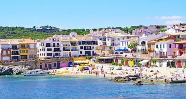 Camino de Ronda 'dan Calella de Palafrugell sahilindeki panoramik, saat 14: 00. ; 15 de Julio 2019; Girona, Katalunya, İspanya, Avrupa