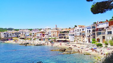 Camino de Ronda 'dan Calella de Palafrugell sahilindeki panoramik, saat 14: 00. ; 15 de Julio 2019; Girona, Katalunya, İspanya, Avrupa