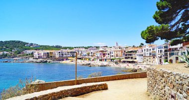 Camino de Ronda 'dan Calella de Palafrugell sahilindeki panoramik, saat 14: 00. ; 15 de Julio 2019; Girona, Katalunya, İspanya, Avrupa