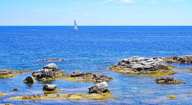 Camino de Ronda 'dan Calella de Palafrugell sahilindeki panoramik, saat 14: 00. ; 15 de Julio 2019; Girona, Katalunya, İspanya, Avrupa