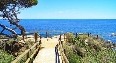 Camino de Ronda 'dan Calella de Palafrugell sahilindeki panoramik, saat 14: 00. ; 15 de Julio 2019; Girona, Katalunya, İspanya, Avrupa