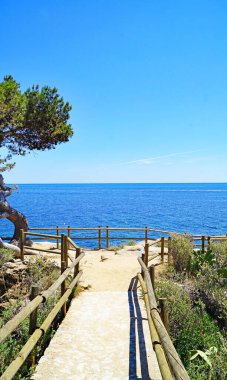 Camino de Ronda 'dan Calella de Palafrugell sahilindeki panoramik, saat 14: 00. ; 15 de Julio 2019; Girona, Katalunya, İspanya, Avrupa
