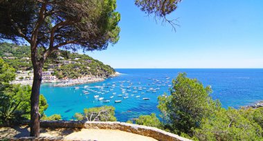 Camino de Ronda 'dan Calella de Palafrugell sahilindeki panoramik, 13: 25. ; 15 de Julio 2019; Girona, Katalunya, İspanya, Avrupa