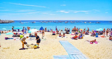 Camino de Ronda 'dan Calella de Palafrugell sahilindeki panoramik, 13: 25. ; 15 de Julio 2019; Girona, Katalunya, İspanya, Avrupa