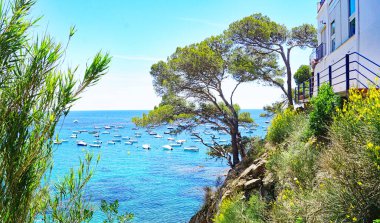 Camino de Ronda 'dan Calella de Palafrugell sahilindeki panoramik, 13: 25. ; 15 de Julio 2019; Girona, Katalunya, İspanya, Avrupa