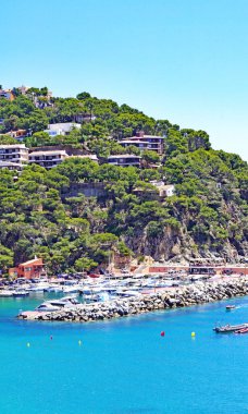 Camino de Ronda 'dan Calella de Palafrugell sahilindeki panoramik, 13: 25. ; 15 de Julio 2019; Girona, Katalunya, İspanya, Avrupa