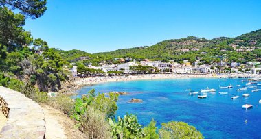 Camino de Ronda 'dan Calella de Palafrugell sahilindeki panoramik, 13: 25. ; 15 de Julio 2019; Girona, Katalunya, İspanya, Avrupa