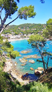Camino de Ronda 'dan Calella de Palafrugell sahilindeki panoramik, 13: 25. ; 15 de Julio 2019; Girona, Katalunya, İspanya, Avrupa