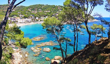 Camino de Ronda 'dan Calella de Palafrugell sahilindeki panoramik, 13: 25. ; 15 de Julio 2019; Girona, Katalunya, İspanya, Avrupa