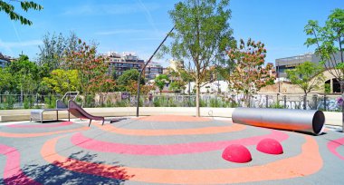 Plaa de Les Glories 'deki bahçeler ve oyun alanı, Les Glories, 23: 25; 21 Haziran 2020; Barcelona, Catalunya, İspanya, Avrupa