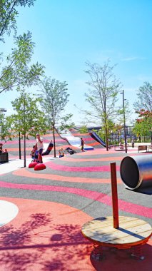 Plaa de Les Glories 'deki bahçeler ve oyun alanı, Les Glories, 23: 25; 21 Haziran 2020; Barcelona, Catalunya, İspanya, Avrupa