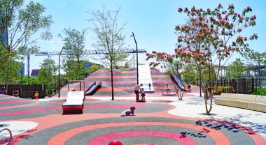 Plaa de Les Glories 'deki bahçeler ve oyun alanı, Les Glories, 23: 25; 21 Haziran 2020; Barcelona, Catalunya, İspanya, Avrupa