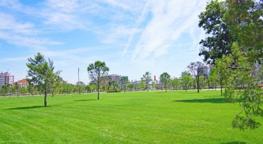 Plaa de Les Glories 'deki bahçeler ve oyun alanı, Les Glories, 23: 25; 21 Haziran 2020; Barcelona, Catalunya, İspanya, Avrupa