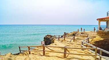 Kasaba ve Sant Gaiet plajı panoramisi, 12: 25; 25 Temmuz 2019; Tarragona, Katalunya, İspanya, Avrupa