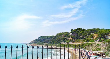 Kasaba ve Sant Gaiet plajı panoramisi, 12: 25; 25 Temmuz 2019; Tarragona, Katalunya, İspanya, Avrupa