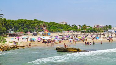 Kasaba ve Sant Gaiet plajı panoramisi, 12: 25; 25 Temmuz 2019; Tarragona, Katalunya, İspanya, Avrupa