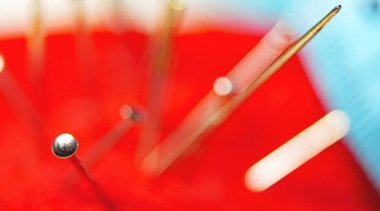 Çelik iğneli kırmızı iğnelik.