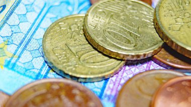 Banknotlar, madeni paralar ve kağıt paralar beyaz arkaplanda