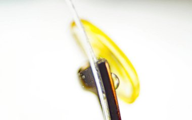 Beyaz arkaplandaki bazı gözlüklerin ayrıntıları