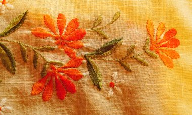 Bir kumaşa çiçek nakışı.